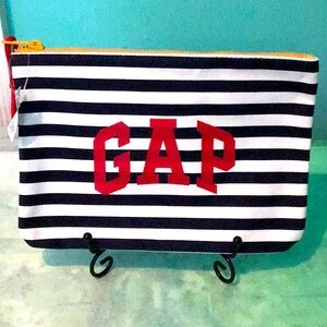 Final sale price❗️NWT GAP black and white striped wristlet